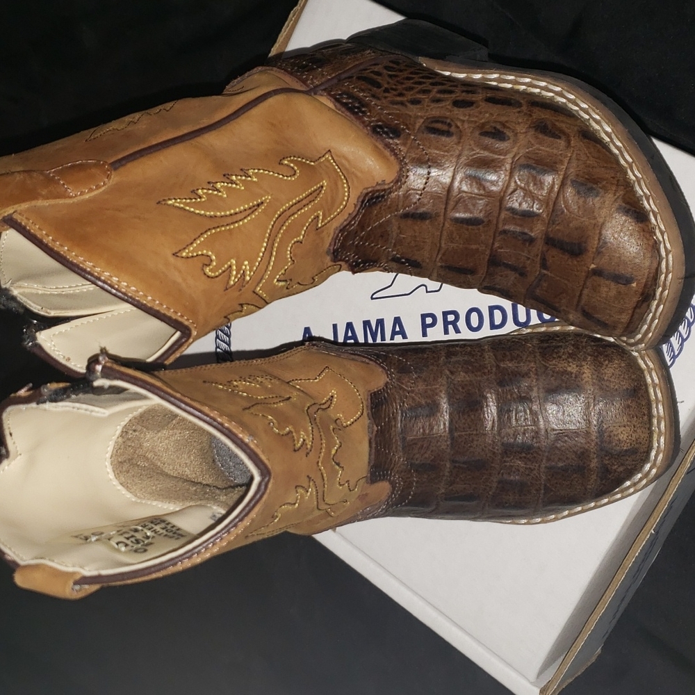 Boy boots